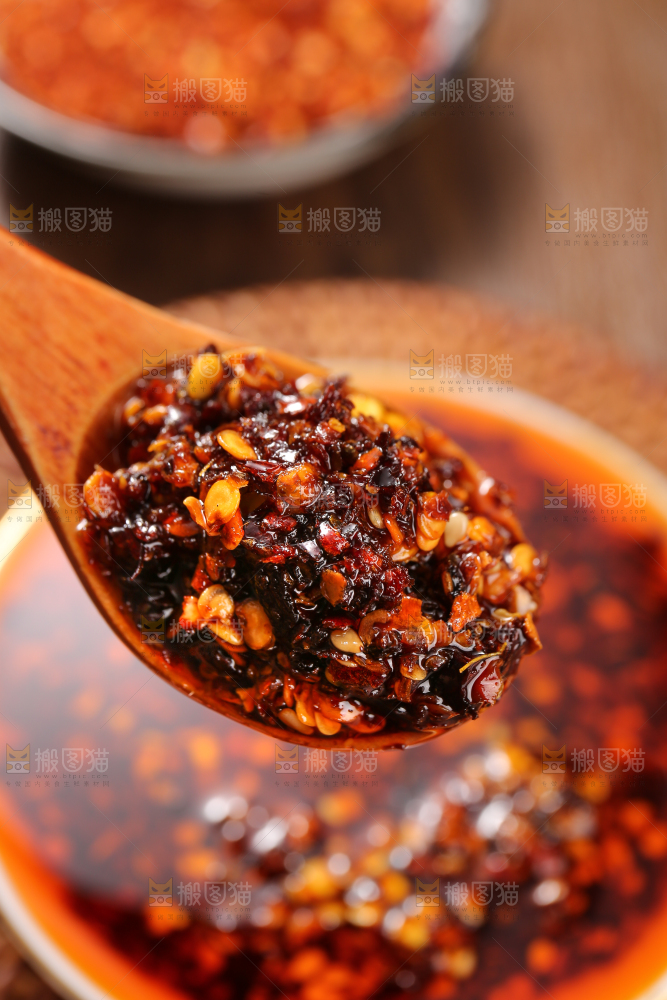 勺子上的油泼辣子