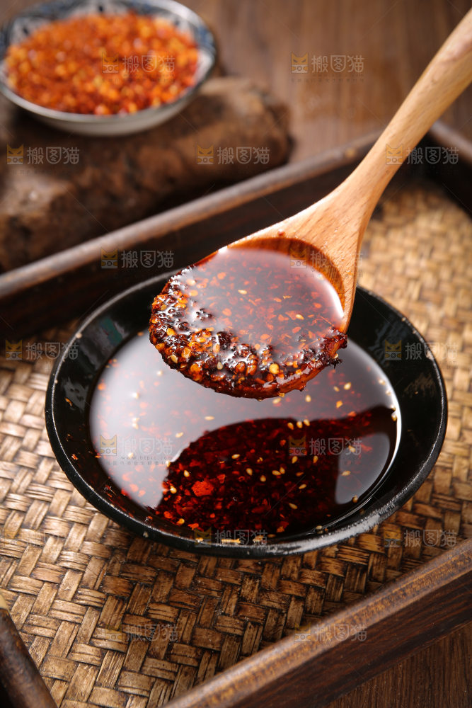 勺子上的油辣子