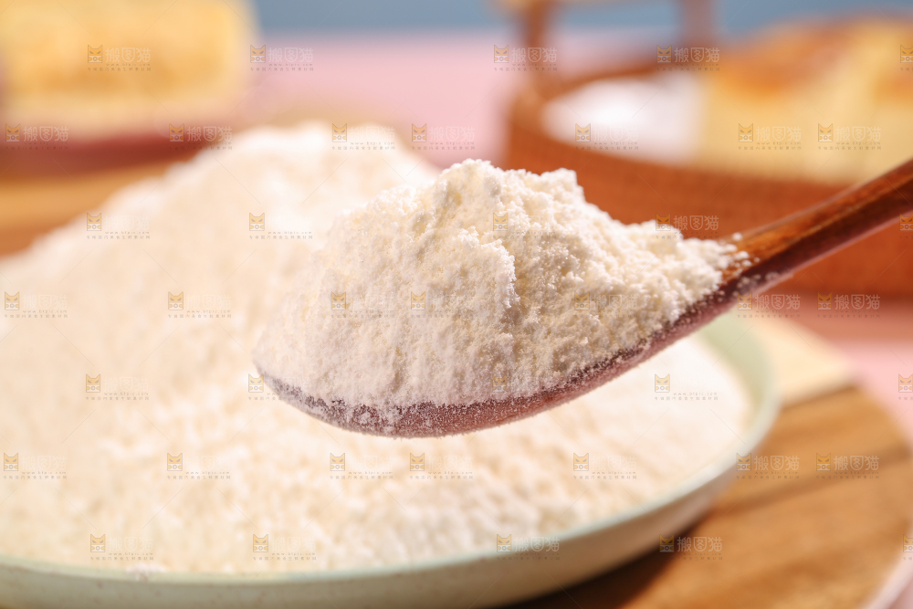 勺子上的蛋糕预拌粉