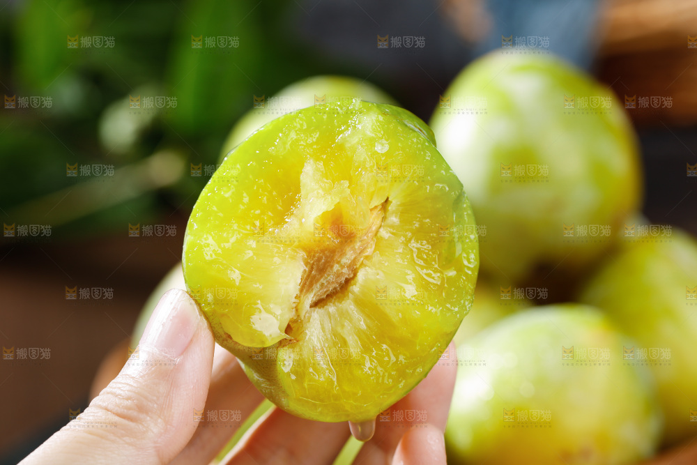 手上拿着恐龙蛋李子