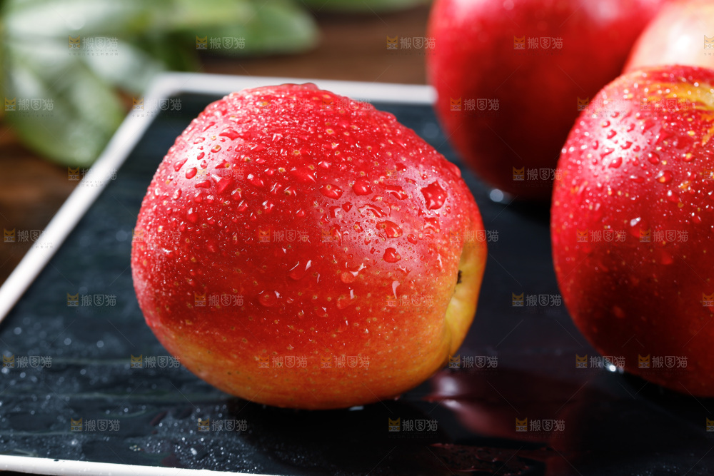 黑底上放着单烁苹果