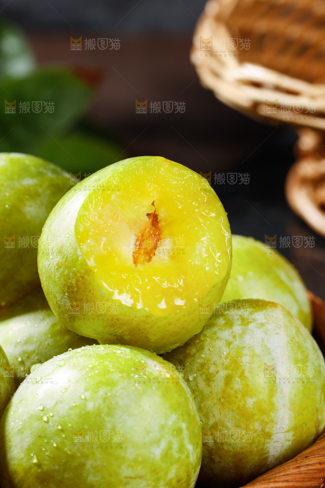 堆放着的新鲜恐龙蛋