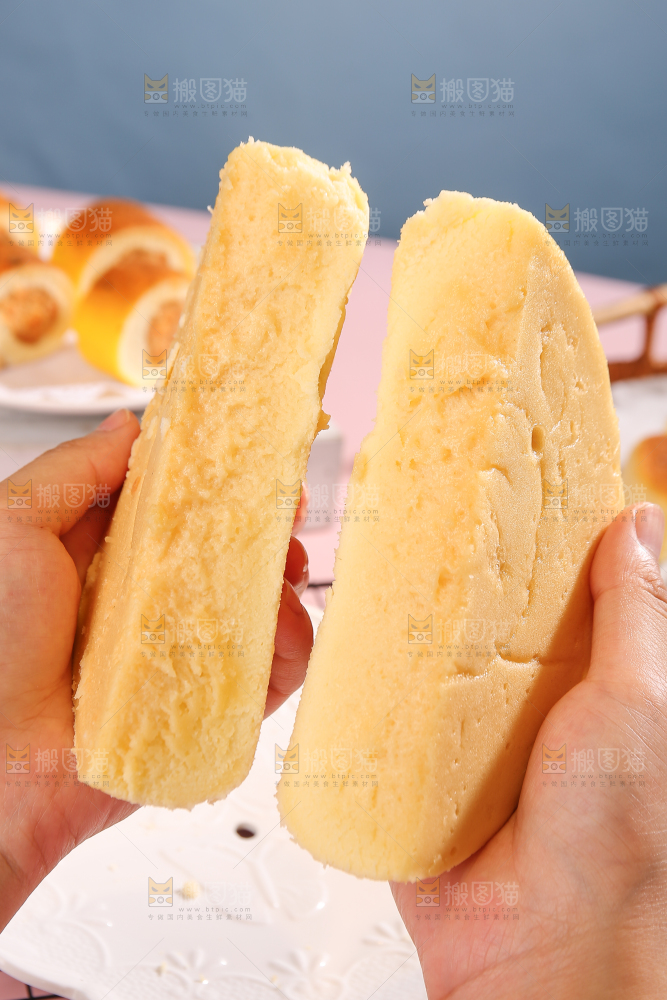 手里拿着蒸蛋糕