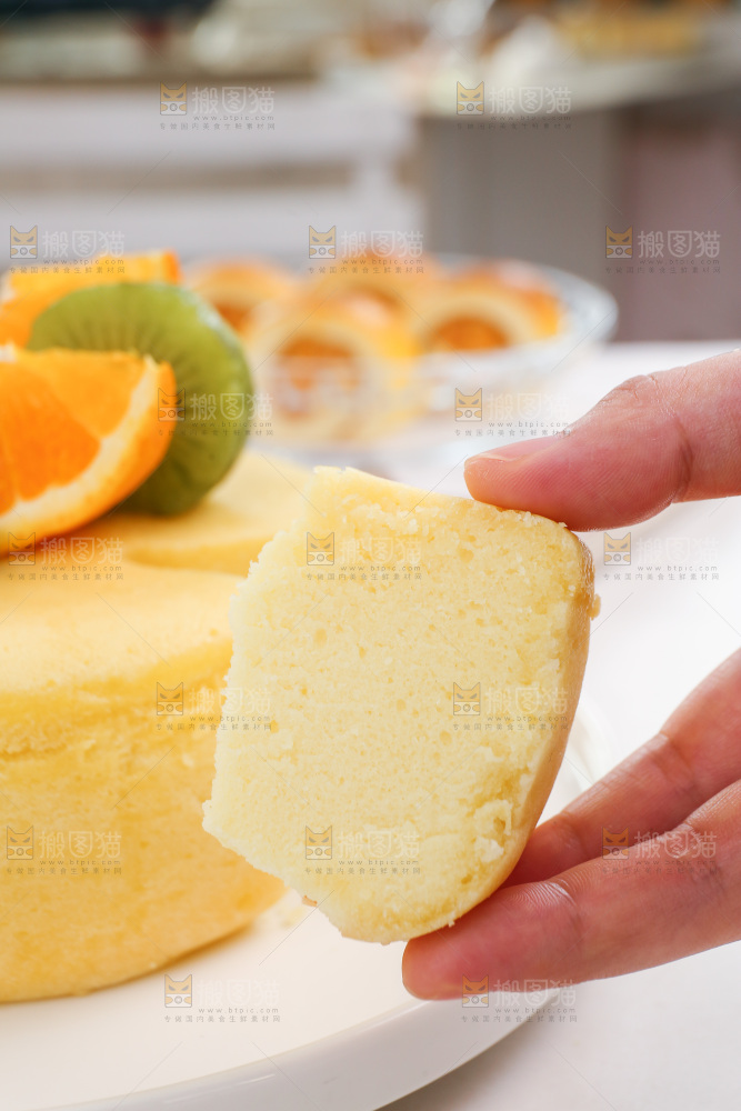 手里拿着蒸蛋糕