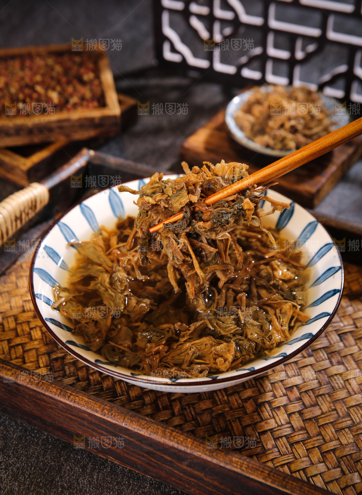 筷子夹着绍兴梅干菜