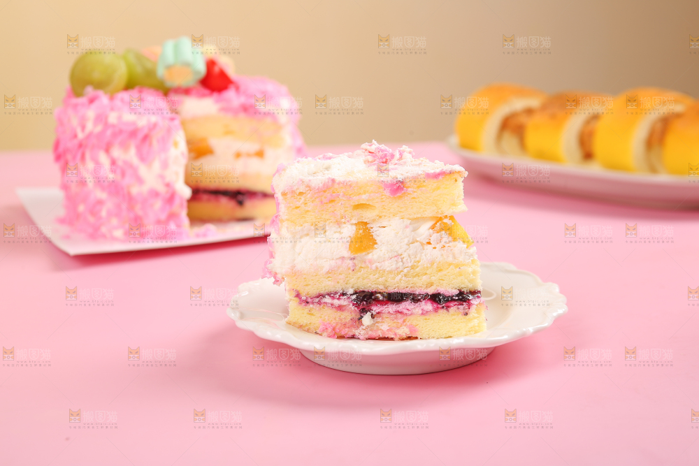 盘子里的奶油蛋糕