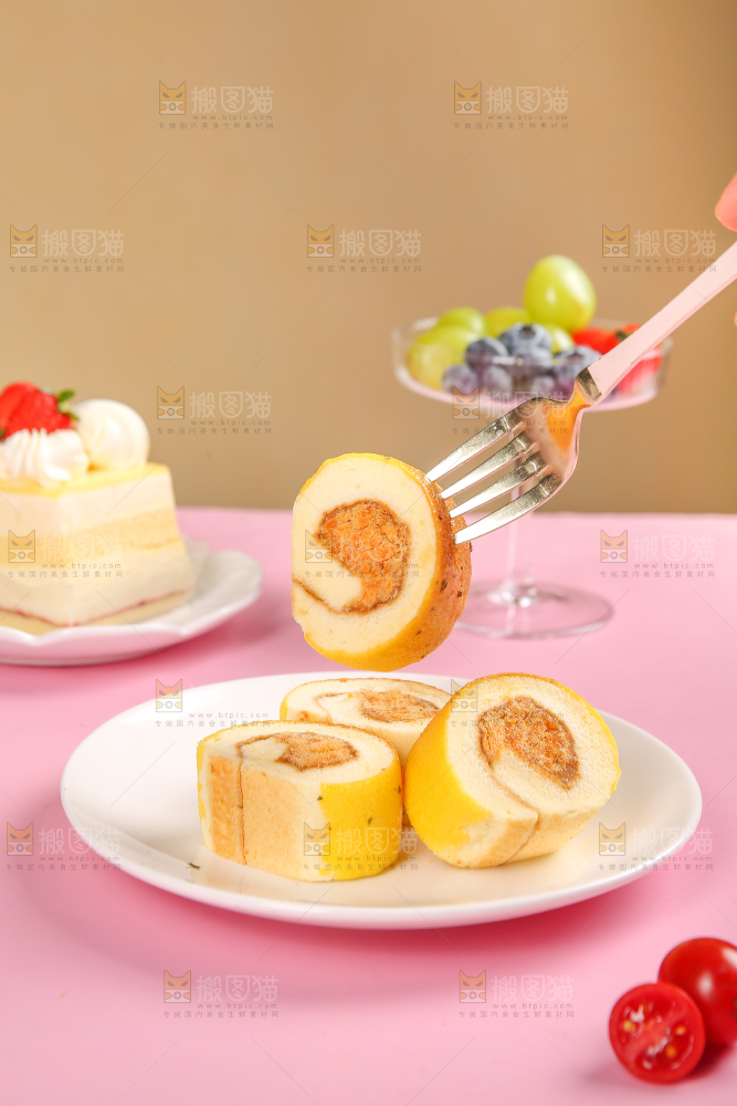 叉子插着肉松蛋糕卷