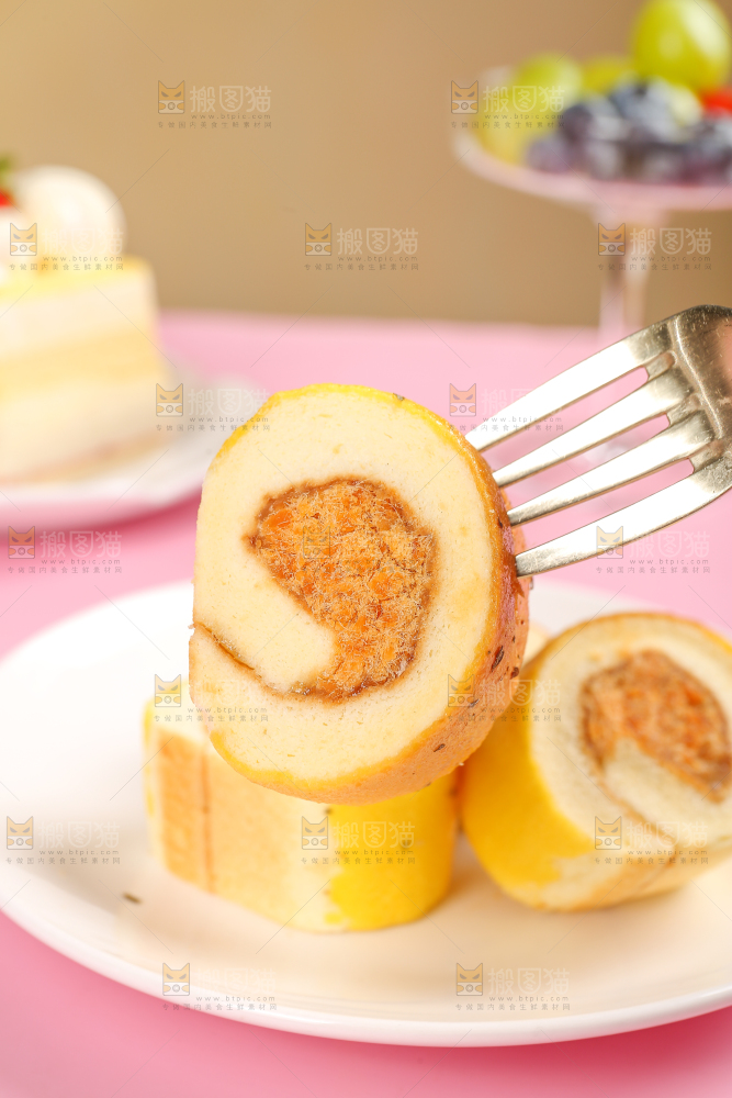 叉子插着肉松蛋糕卷
