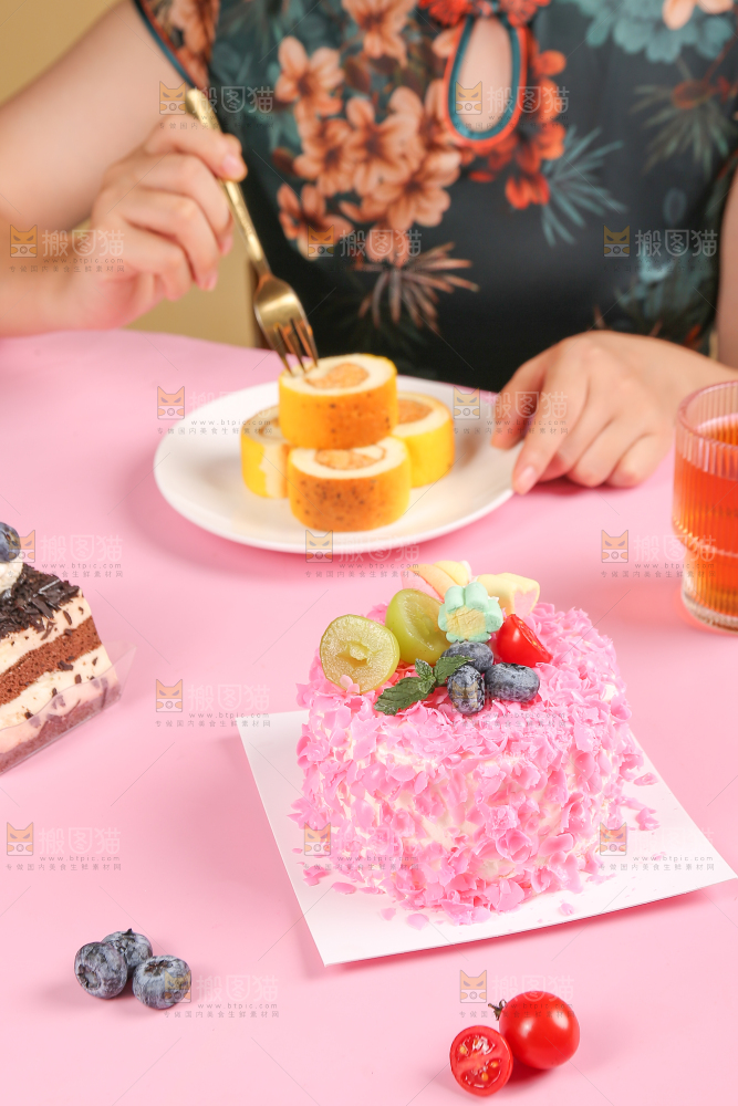 盘子里的奶油蛋糕
