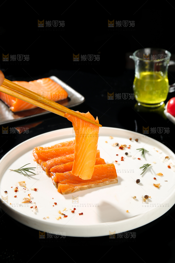 筷子夹着三文鱼片