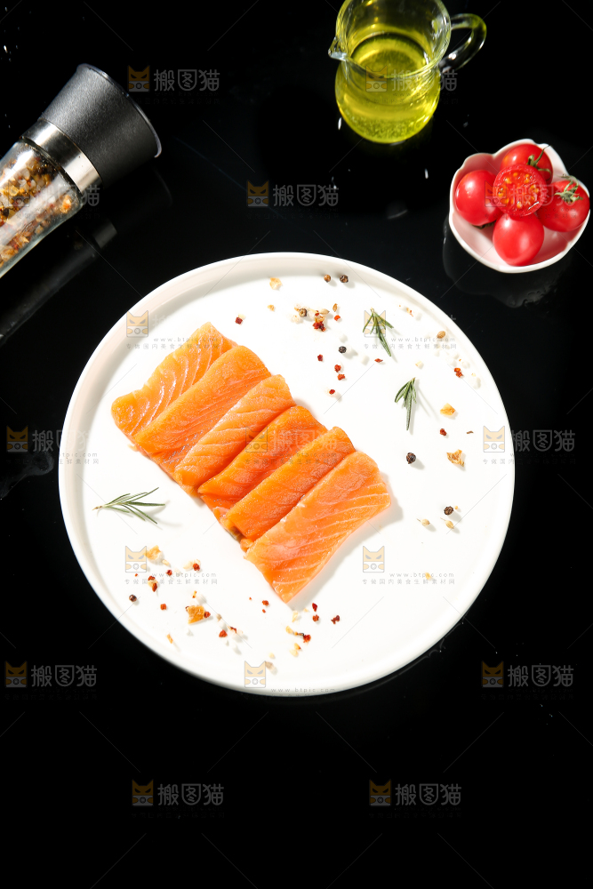 黑底上的一盘三文鱼刺身