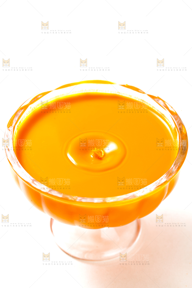白底上的一杯沙棘汁