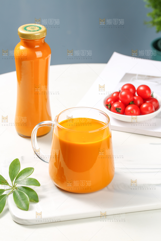 白底上的一杯沙棘汁