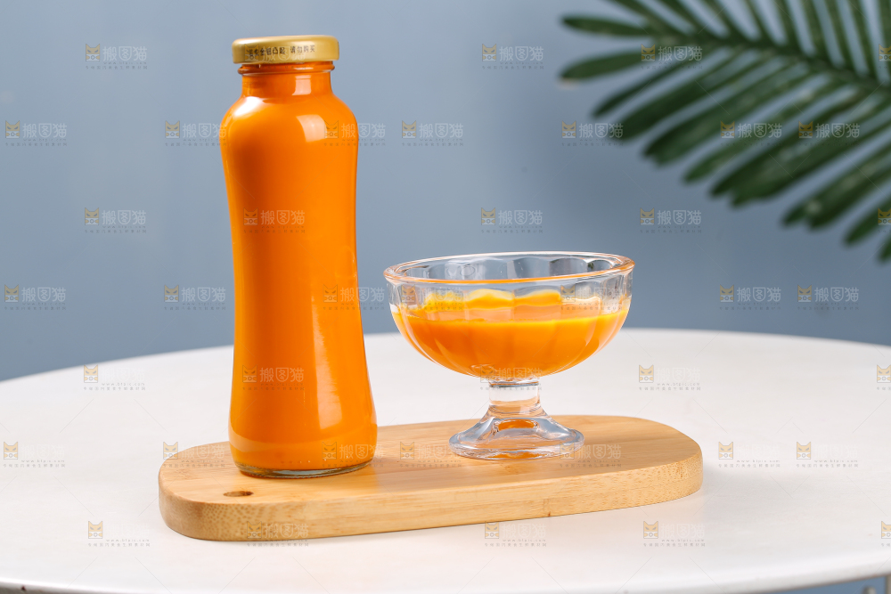 木板上放着的沙棘原浆