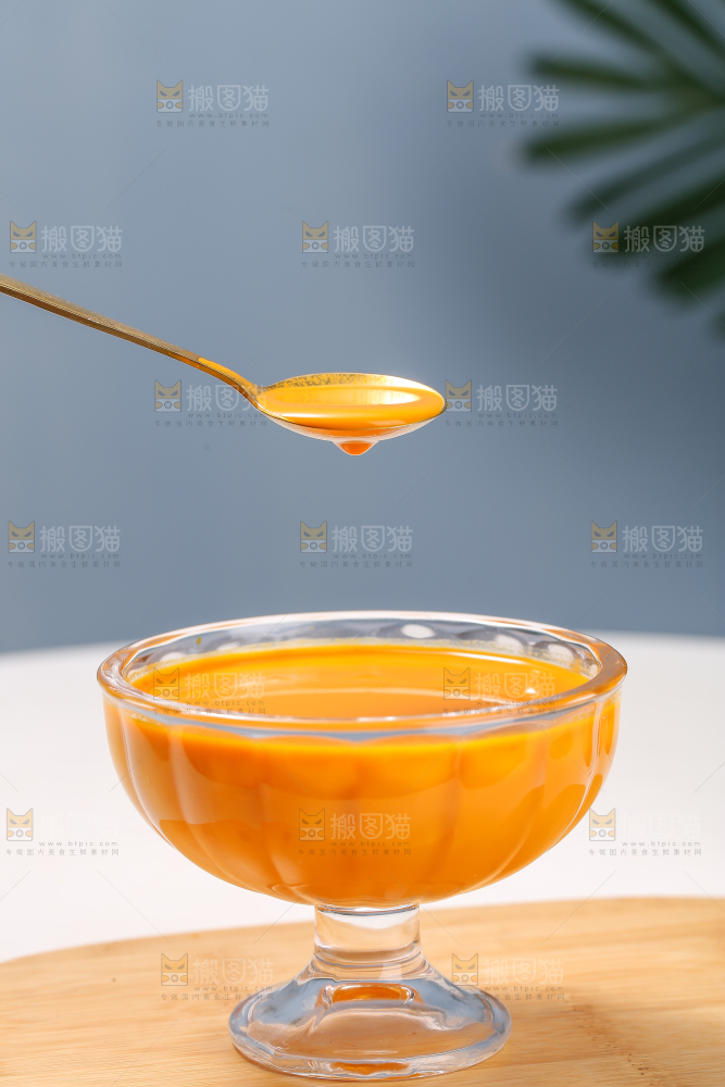 勺子上的沙棘原浆