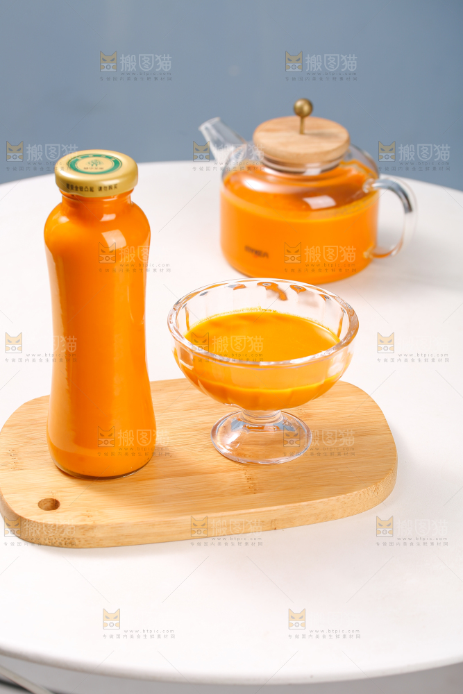 木板上放着的沙棘原浆