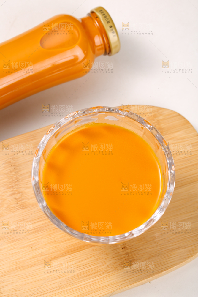 木板上放着沙棘汁
