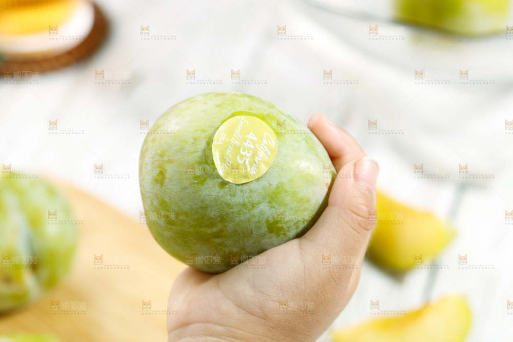 手里拿着新鲜恐龙蛋李