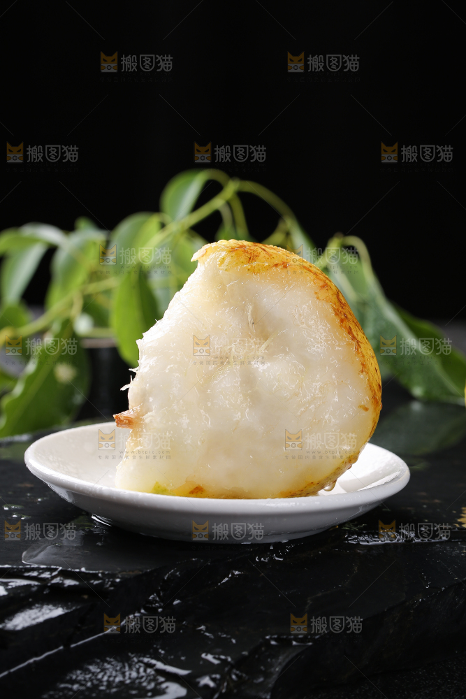 黑底上放着一碟太婆梨