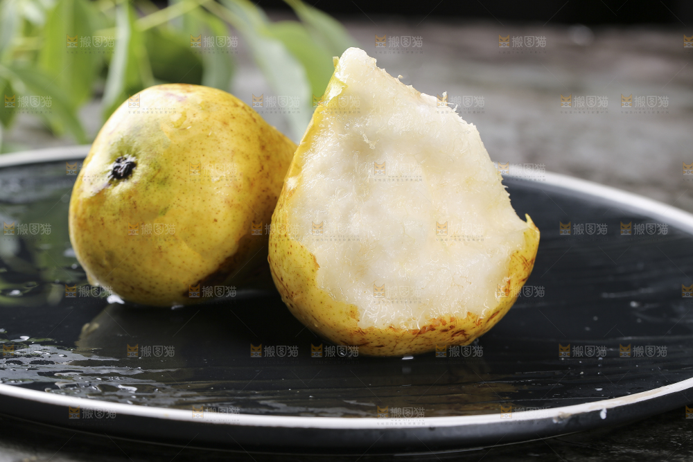 黑底上放着新鲜太婆梨