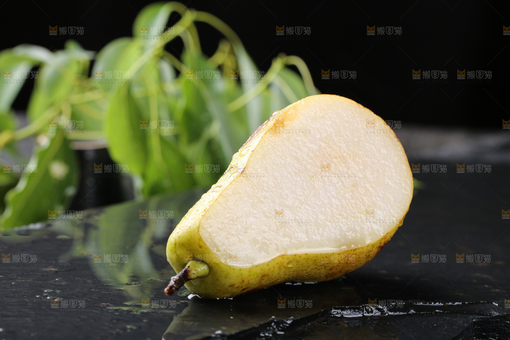 黑底上放着烟台太婆梨