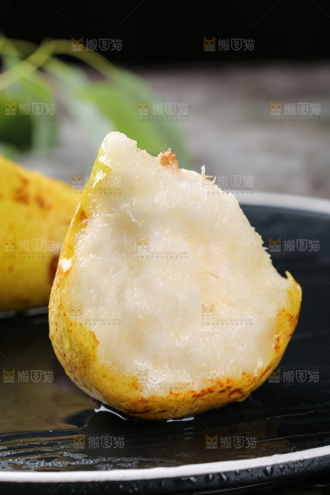 黑底上放着新鲜太婆梨