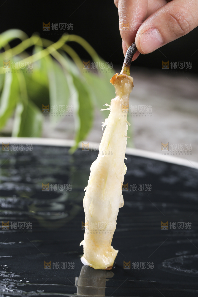 手上拿着太婆梨果核