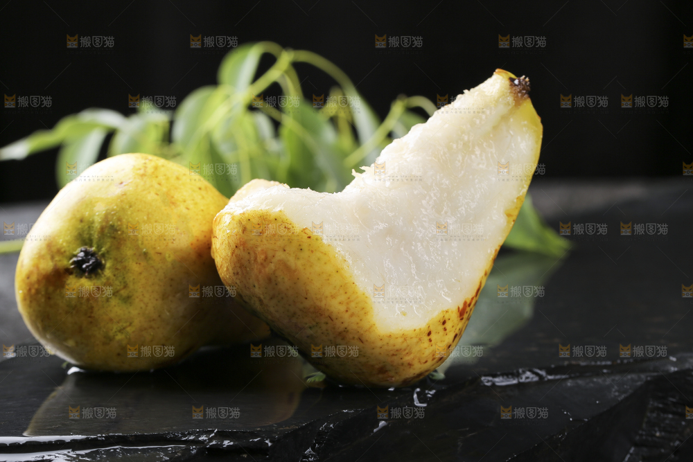黑底上放着烟台太婆梨