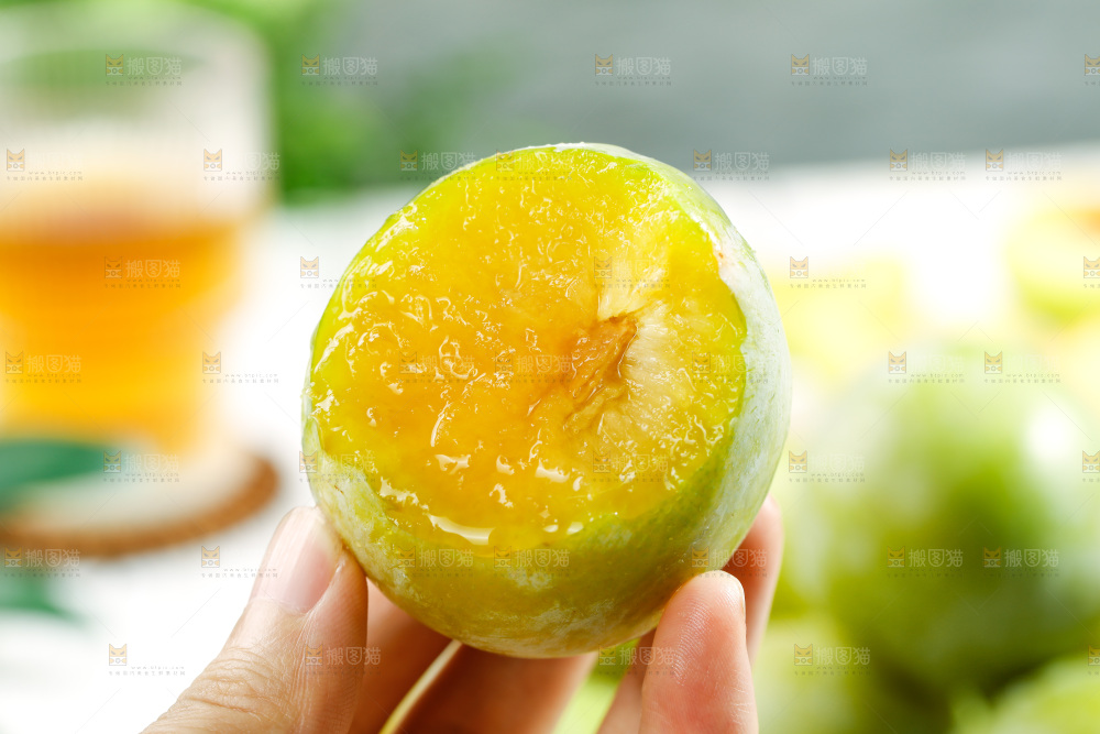 手里拿着新鲜恐龙蛋李