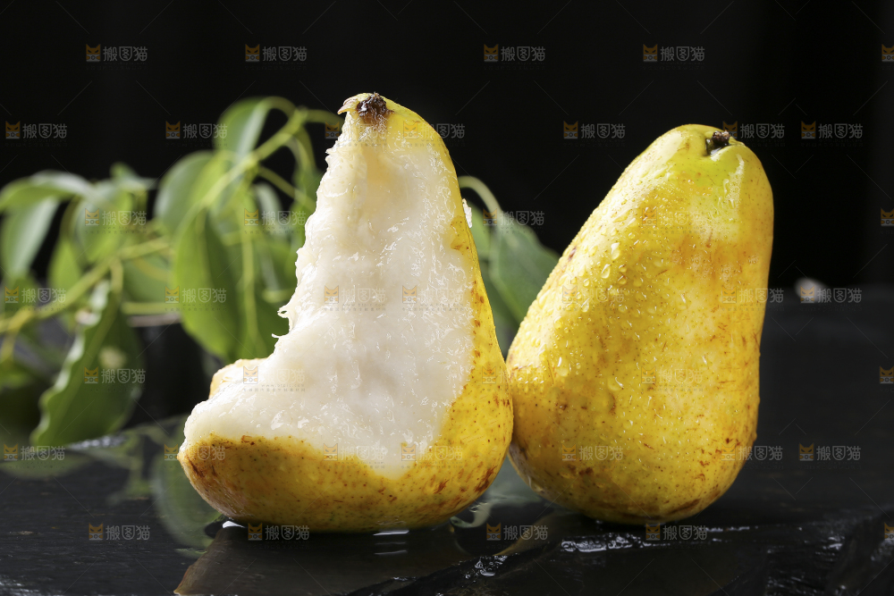 黑底上放着烟台太婆梨