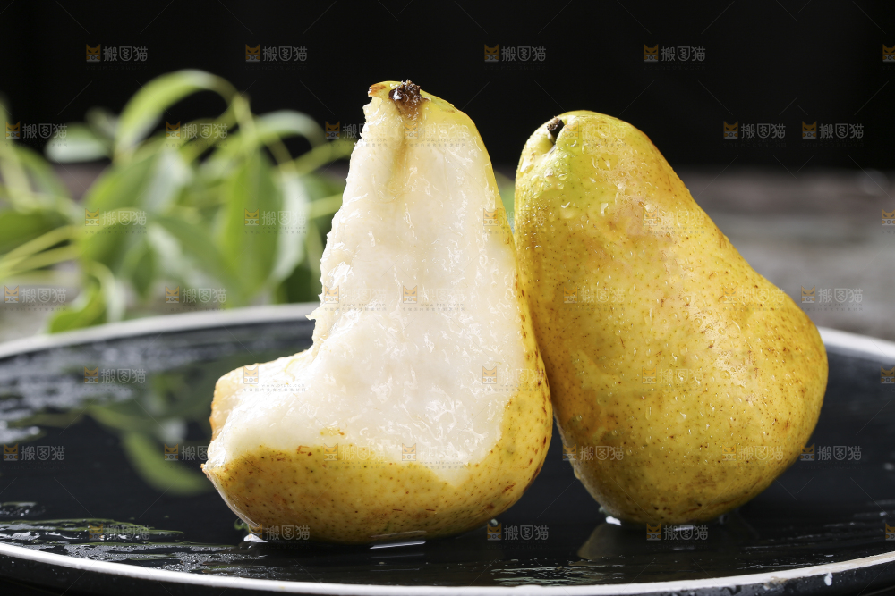 黑底上放着烟台太婆梨