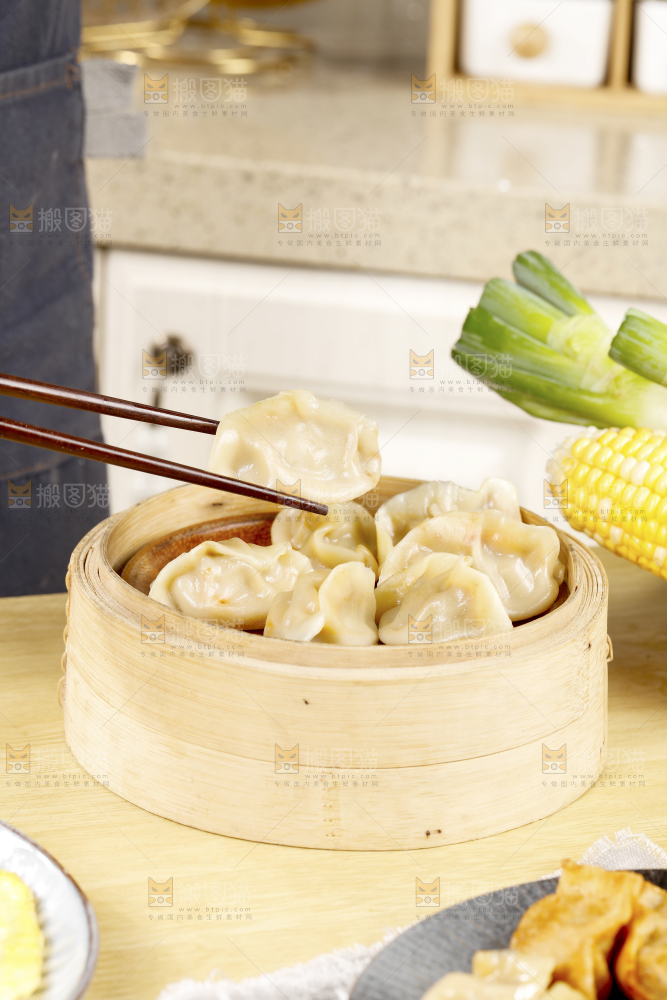 筷子夹着手工蒸饺