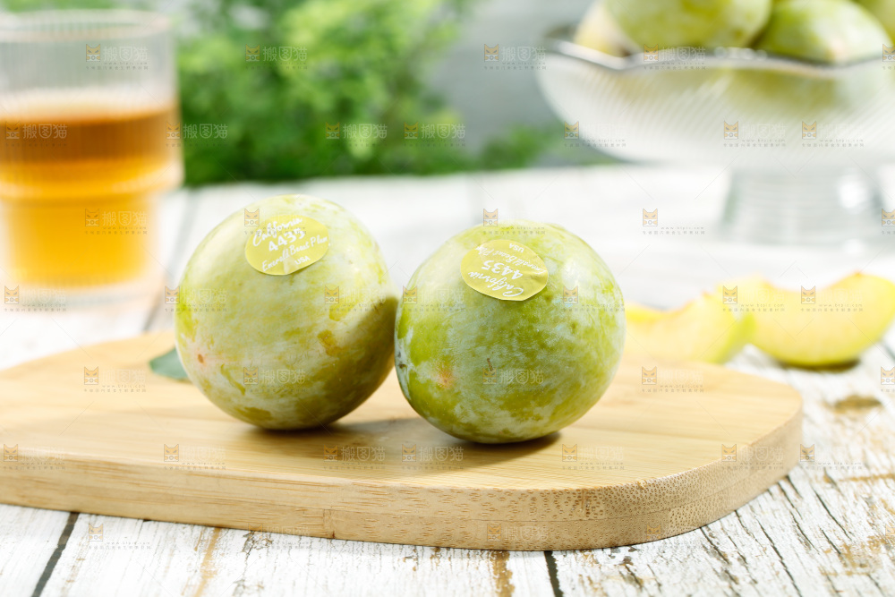 木板上放着恐龙蛋李