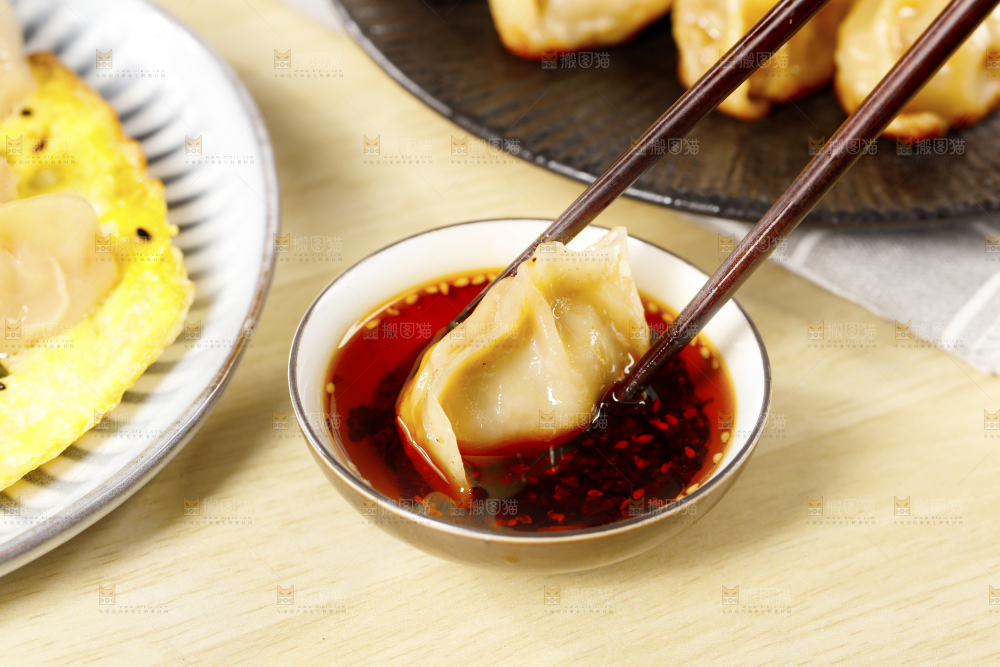 蘸着酱汁的手工饺子