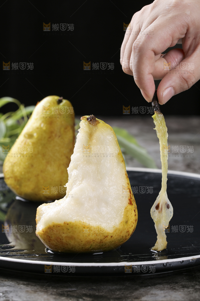 手上拿着太婆梨果核