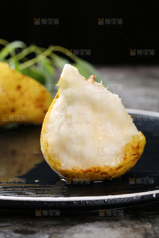 黑底上放着新鲜太婆梨