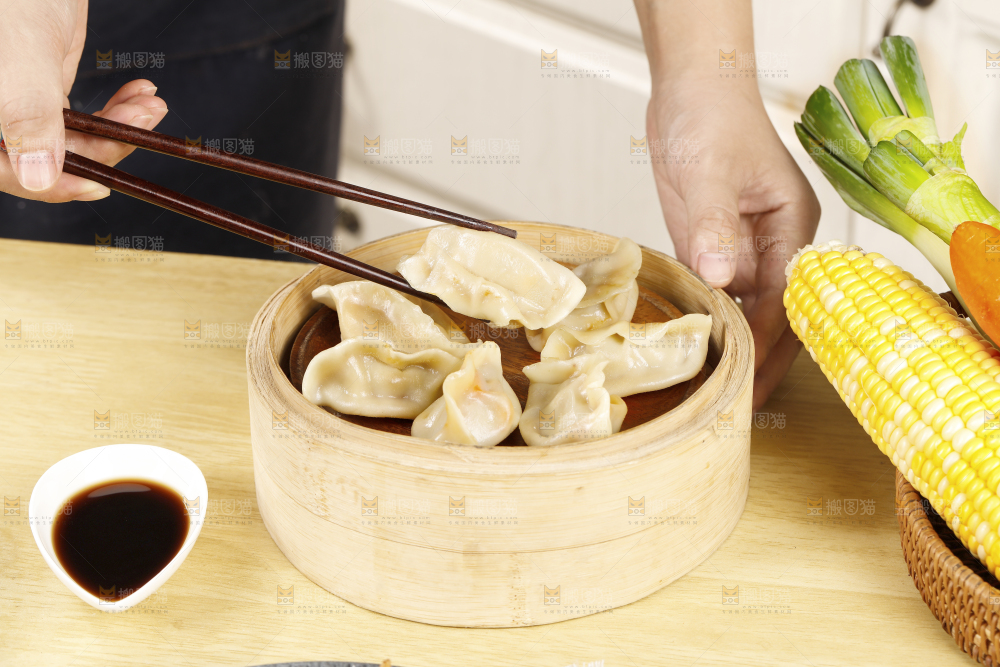 筷子夹着手工蒸饺