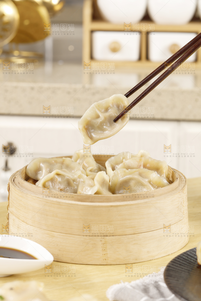筷子夹着手工饺子