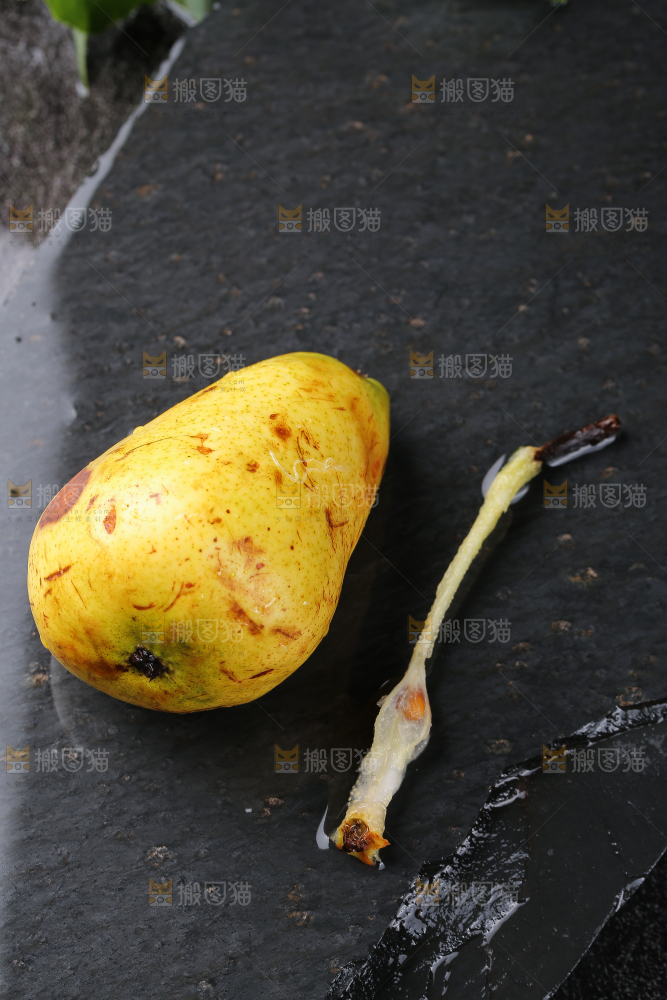 黑底上放着烟台太婆梨