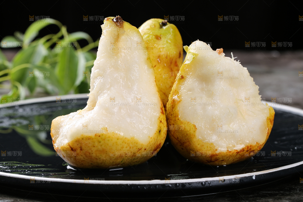 黑底上放着烟台太婆梨