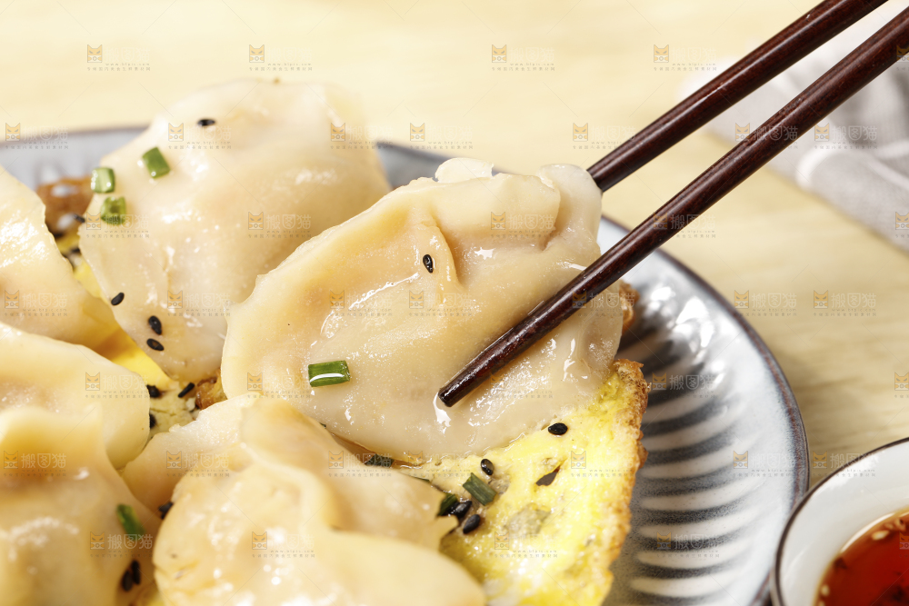 筷子夹着手工饺子