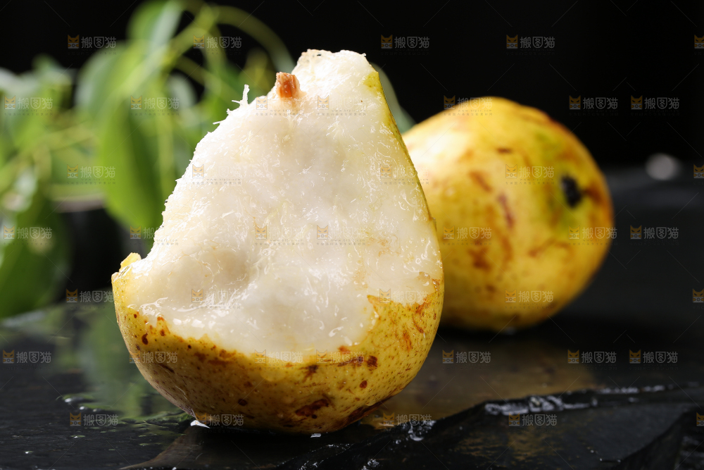黑底上放着烟台太婆梨