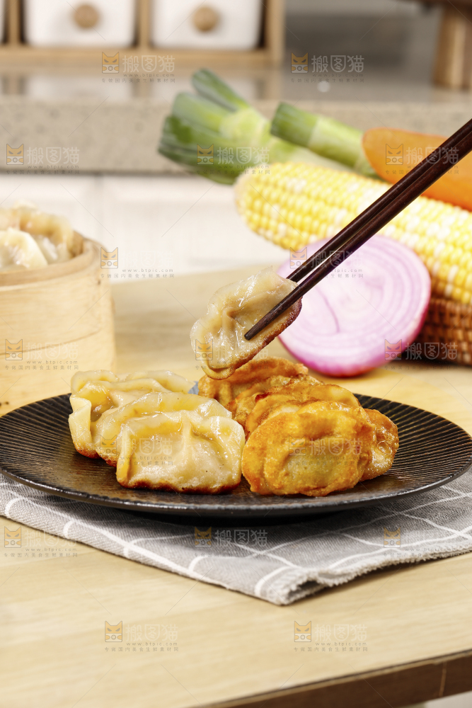 筷子夹着手工煎饺