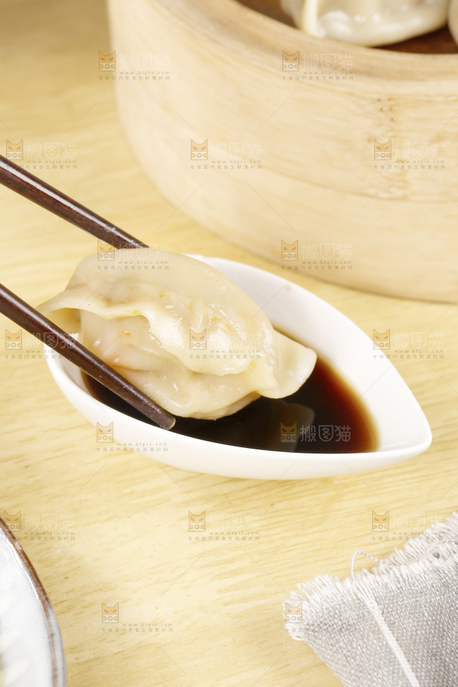 蘸着酱汁的手工饺子
