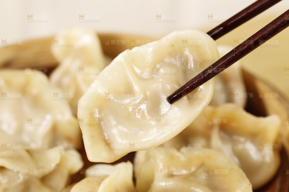 筷子夹着手工饺子