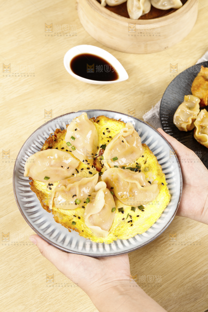 手端着一盘抱蛋煎饺
