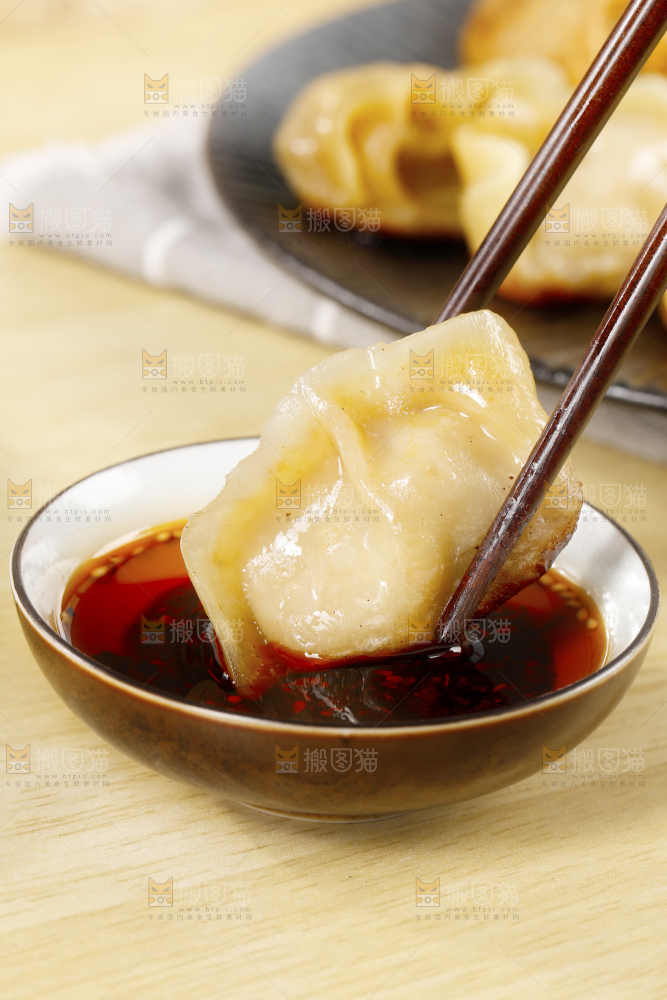 蘸着酱汁的手工饺子