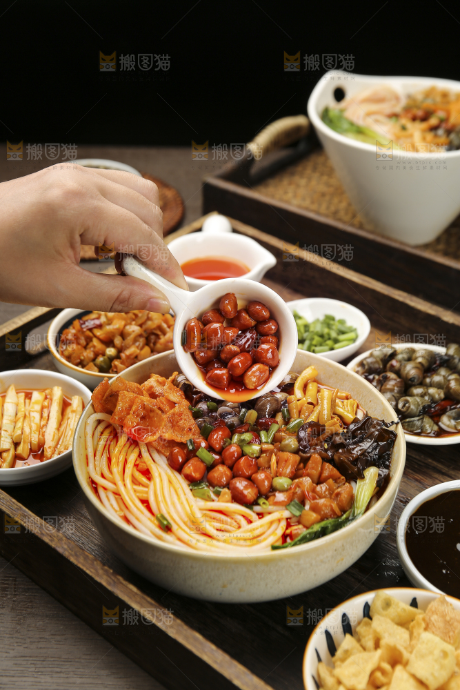 在螺蛳粉上倒花生