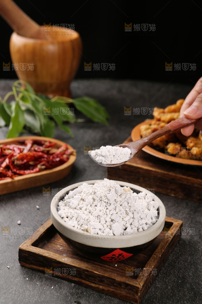 勺子上的红薯淀粉