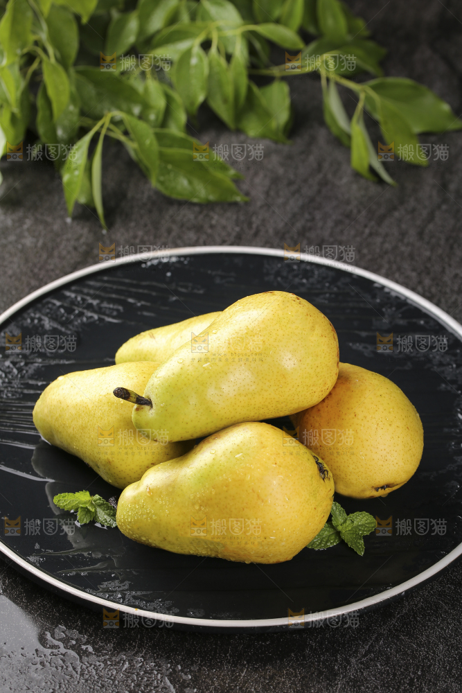 黑底上放着新鲜太婆梨